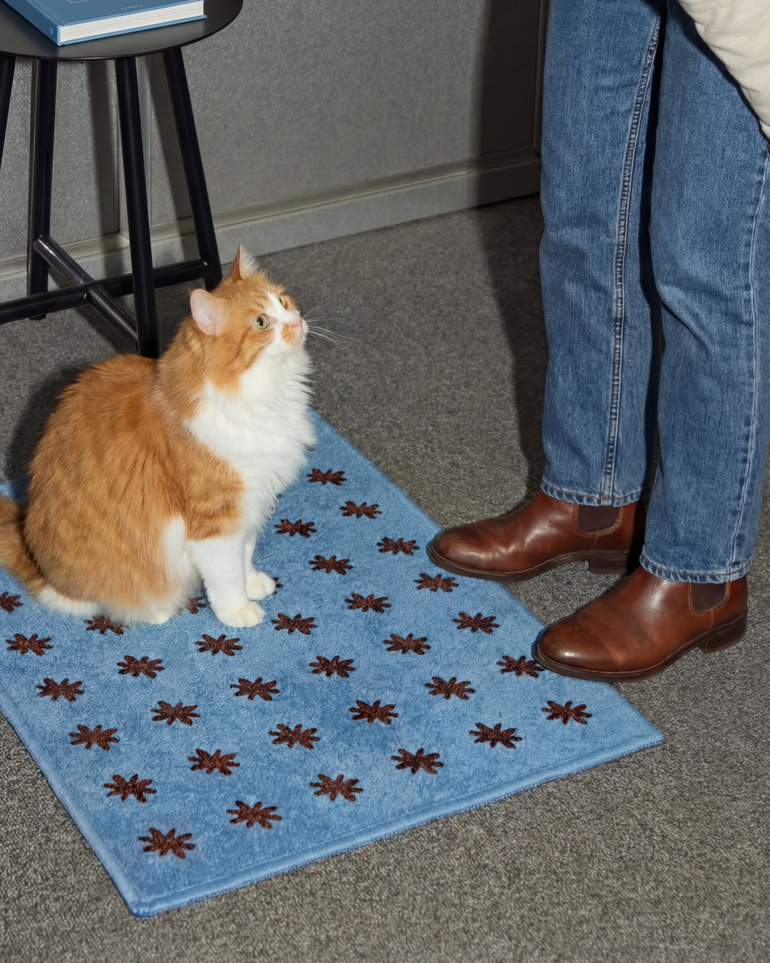 Blue HÄDDEN cat rug with brown floral pattern and soft textured surface