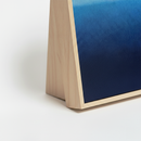 Close-up of the premium blue sisal fabric and natural wood frame on the HÄDDEN Fuji scratcher. Durable and refillable design